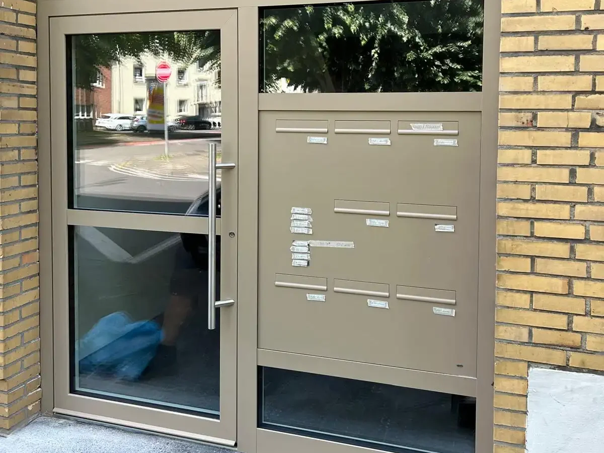 Modernes Einfamilienhaus mit Rollläden